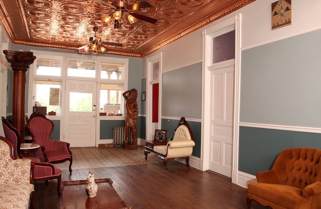 Beautiful western Victorian bed & breakfast in historic downtown Trinidad. King