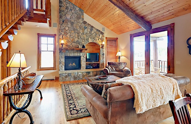 Beautifully Updated Home w/ Private Hot Tub & Mountain Views