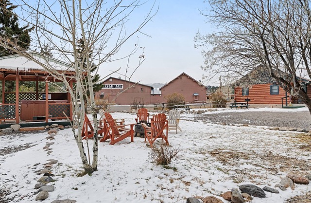 Cabin with WiFi, home comforts, & shared grill - dogs welcome