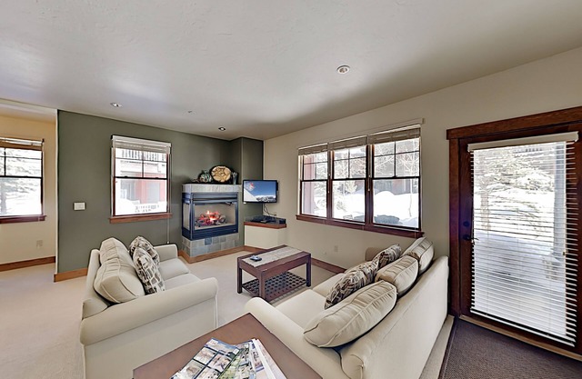 Cache at Union Creek Condo w/Mountain Views, Shared Pool/Hot Tub, Walk to Lifts
