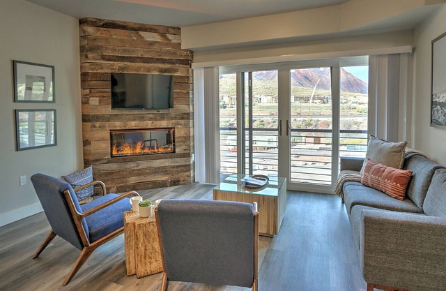 Caverns Village Condo #309, Steps from Iron Mt. Hot Spgs, Near Gondola & Downtwn