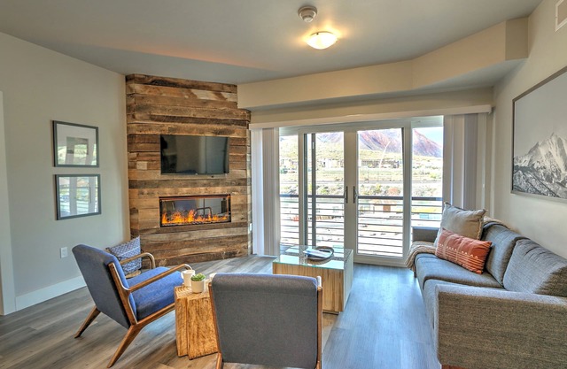 Caverns Village Condo #209, Steps from Iron Mt. Hot Spgs, Near Gondola & Downtwn
