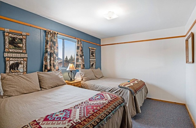 Charming dog-friendly getaway great for small groups with firepit & free WiFi