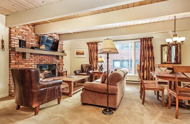 Chateau Chaumont Unit 8, Condo with Excellent Location, 1 Block to Aspen Mountain
