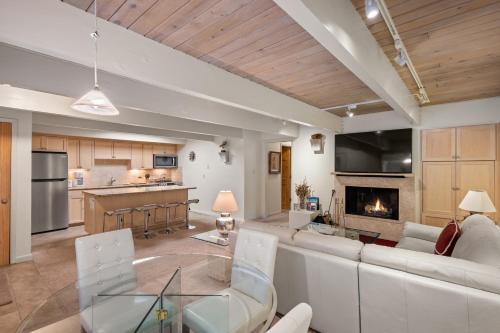 Chateau Chaumont Unit 9, Second-Floor Corner Condominium with Prime Location in Aspen