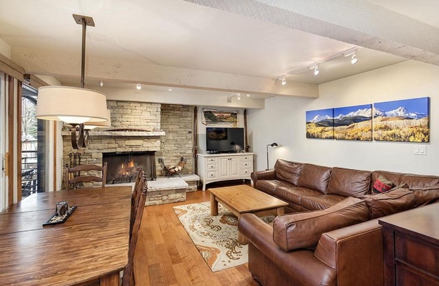 Chateau Roaring Fork Unit 38, Condo with Private Deck, 4 Blocks from Downtown