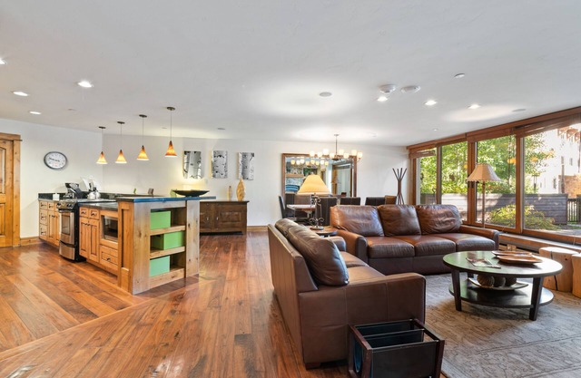 Chic Condominium with Gourmet Kitchen