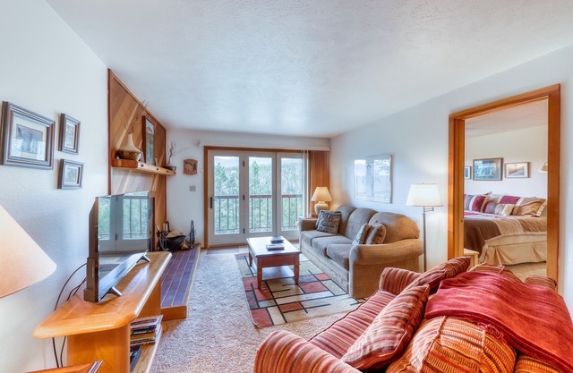 Classy, family-friendly home with mountain views & shared pool and hot tub