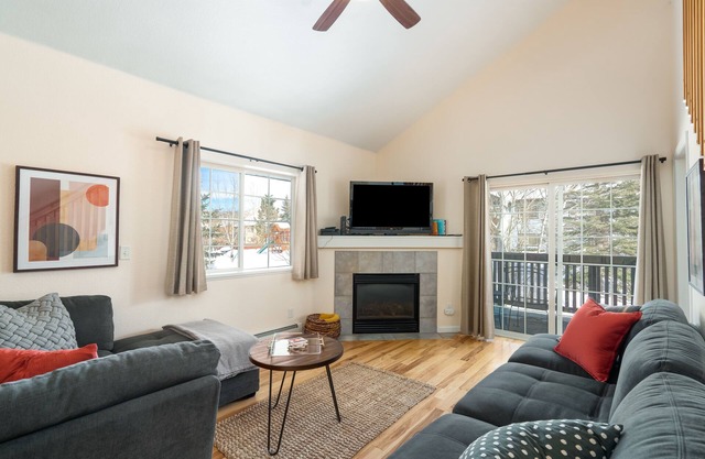 Close to Resort! On Free Shuttle Route! Shared Hot Tub!