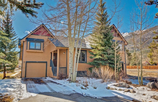 Comfortable and nice condo located a few blocks from Main Street, Frisco. Private Hot Tub!