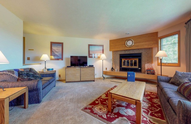 Condo on Shuttle Route - Shared Hot Tubs, Views, Walk to the Slopes