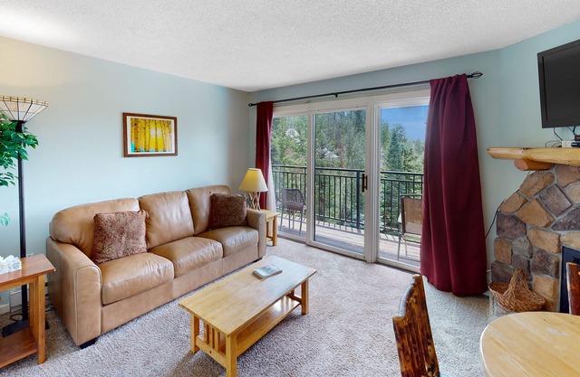 Condo w/mtn views, shared hot tub, sauna & heated outdoor pool