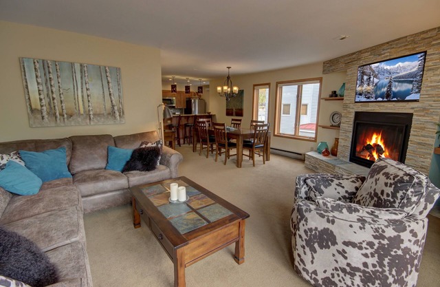 Condo with private laundry & pool & hot tub onsite