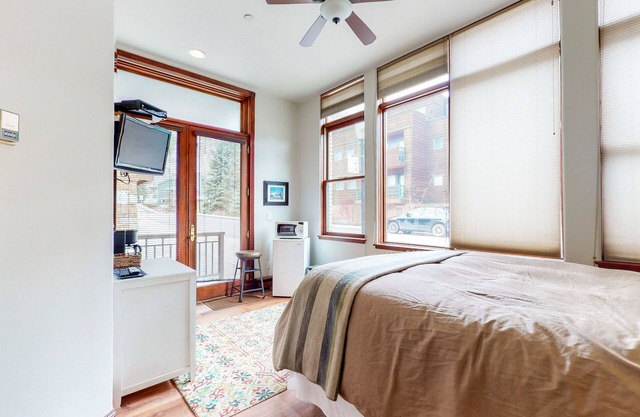 Convenient condo with incredible location - walk to lift