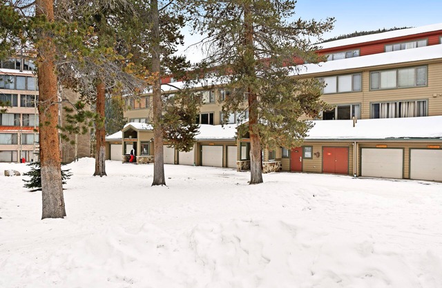 Corner condo w/ Keystone & lake views plus shared pool, hot tub, & gym