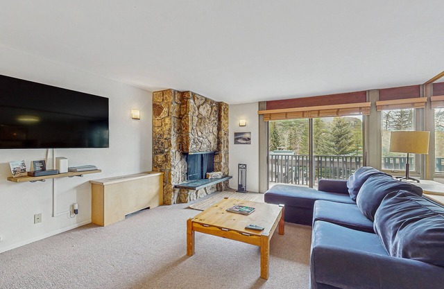 Cozy ski-in/ski-out condo with pool in summer & hot tub, year round