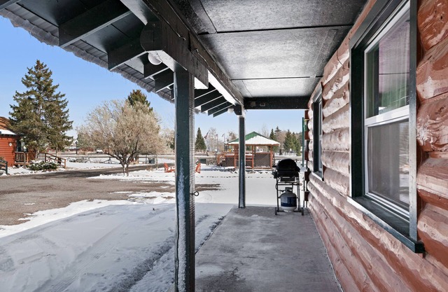 Dog-friendly cabin w/ shared grill & great location - walk to dining & shopping