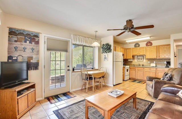 Dog-friendly lower level duplex w/entertainment - convenient downtown location