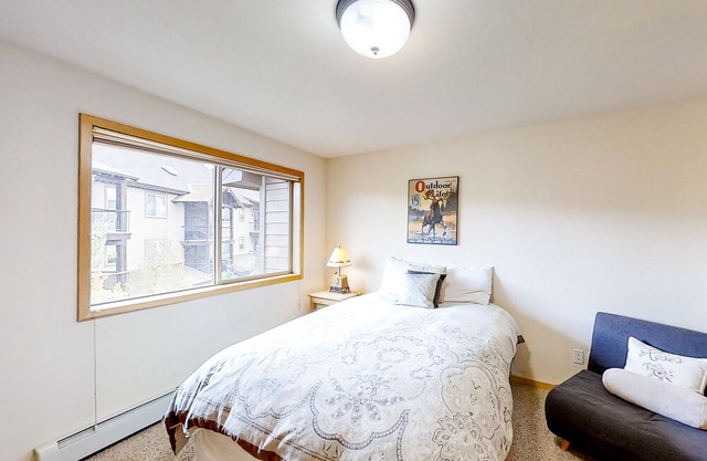 Dog-Friendly Townhome w/Balconies, Private Hot Tub, Mountain Views