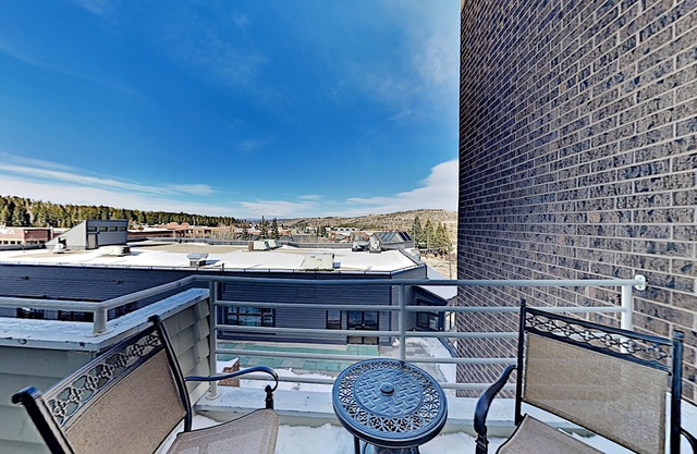 Downtown condo on Main Street with gas fireplace & balcony, near skiing