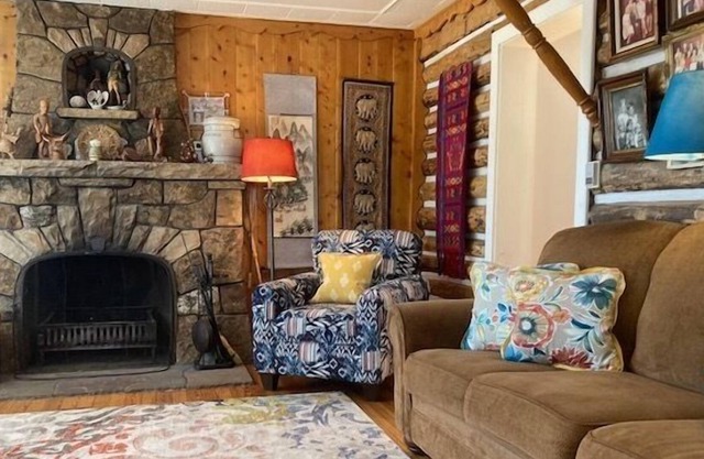 Edelweiss Mountain Haus - Charming Hilltop Cabin - Walk to Downtown Estes Park -- EV #3386