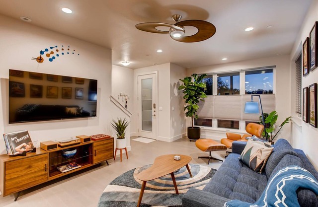 Elegant Townhome near Old Town, Breweries & River!