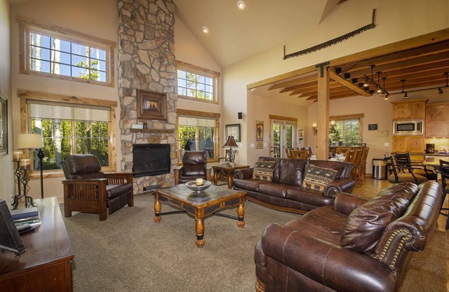 Exceptional home - Luxurious Setting, 3 Master Suites, Private HT, Sleeps 12
