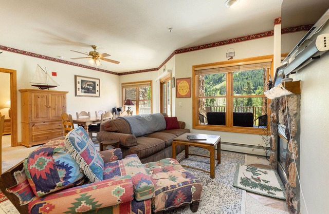 Extra Large Condo, Amazing Views, Community Hot Tub - Quick Walk to Slopes!