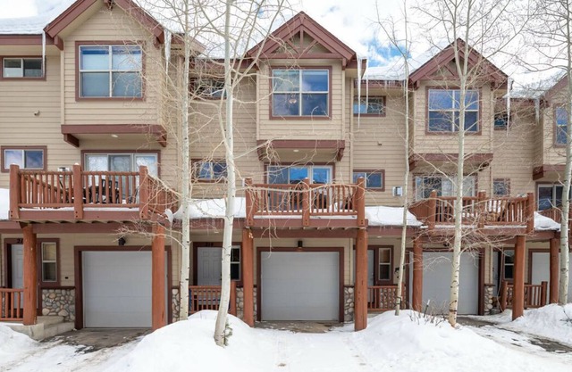 ☆ Family Friendly Downtown Townhome | Private Hot Tub & Decks | Walk To Everything