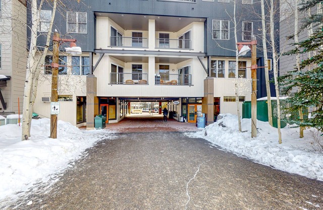 Fantastic mountain home near ski lifts with heated outdoor pool & hot tub