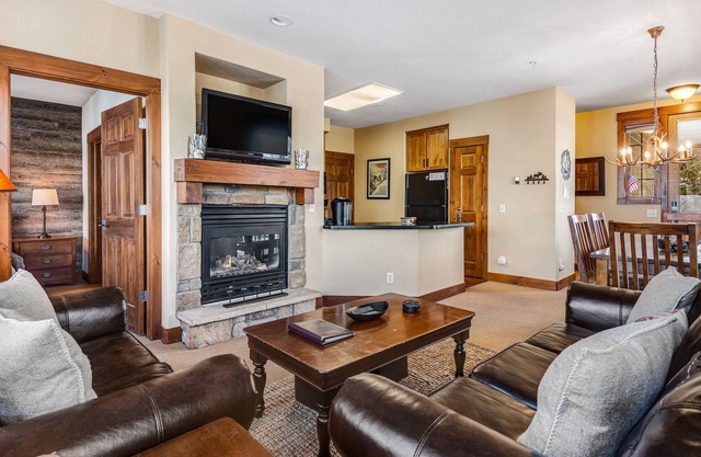 Fantastic Two-Bedroom Condo W/Shared Hot Tub, Private Washer & Dryer, Free WiFi!