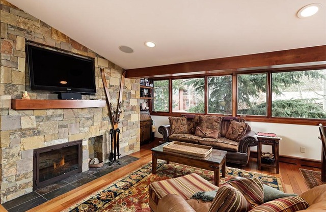 Fasching Haus Unit 5, Deluxe Condo with Great Natural Light & Amazing Location