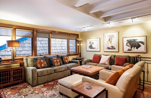 Fasching Haus Unit 9, Deluxe Condo w/A/C in the living area, 2 Blocks to Downtown Aspen