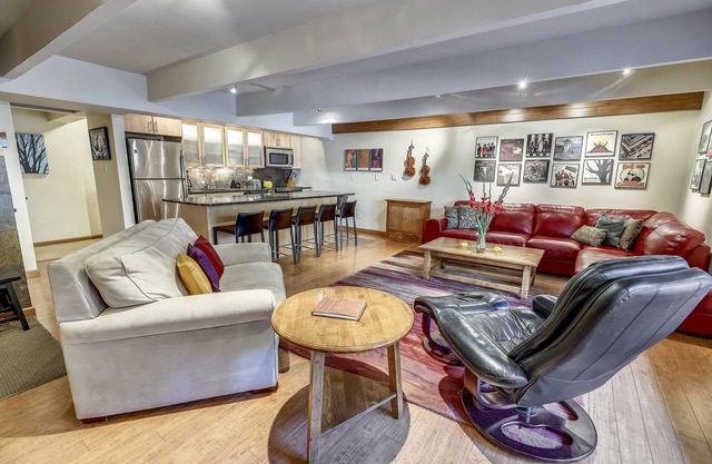 Gorgeous, dazzling condo 100 yards to gondola