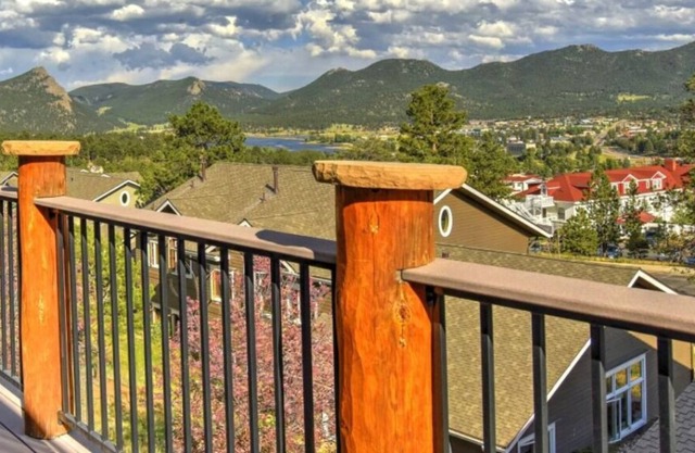 Gorgeous home with large hot tub, vast mountain views--steps from The Stanley!