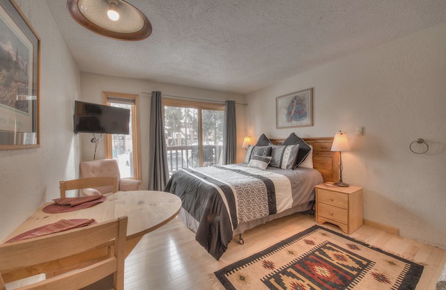 Great Ski-In Studio, 200 Steps to Ski Lift, 5min. Walk To Main St.