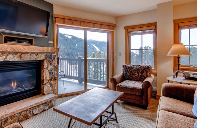 Great views, sleeps up to 8, walk to slopes, kids ski free! by RedAwning