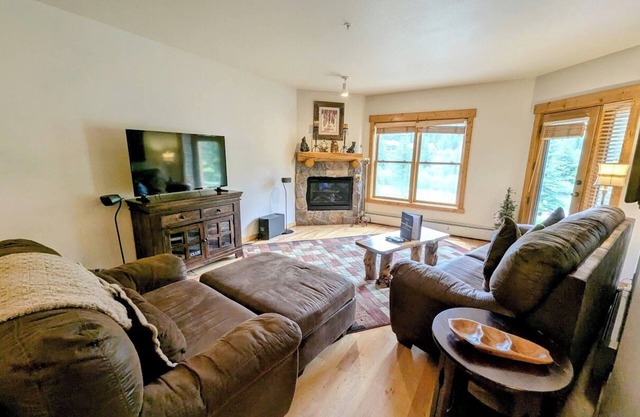 Ground-floor unit with amazing mountain views!