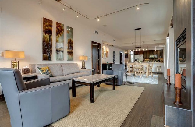 H401A by Pioneer Ridge: Downtown Luxury ~ Great Alpenglow Views ~ A/C & Grill