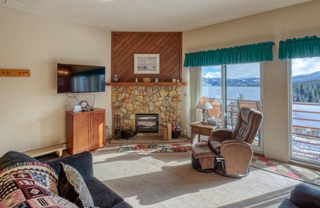 Homey condo with shared pool, hot tub, and sauna - easy access to ski resorts