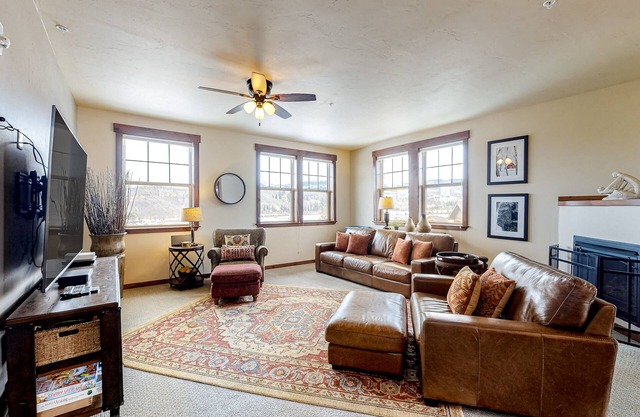 Inviting Condo w/Free WiFi, a Gas Fireplace, Washer/Dryer, & Mountain Views
