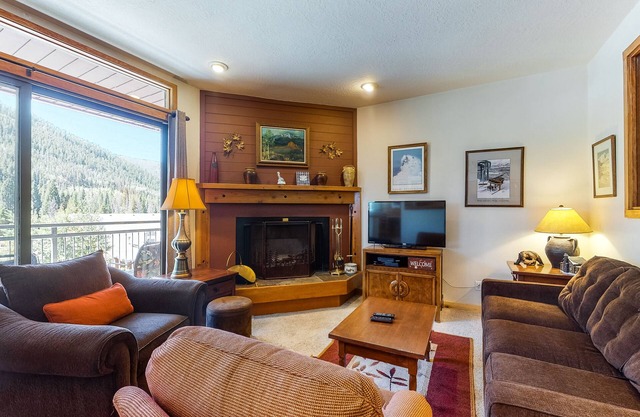 Keystone Lake villa with water-view balcony - walkable to lake