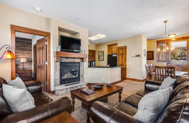 Kicking Horse Lodges 3-201
