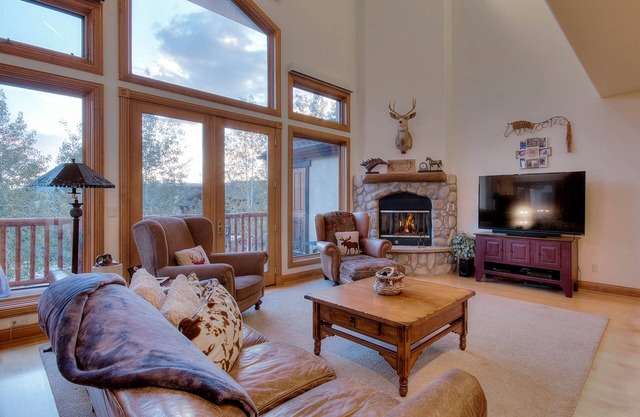 Large family townhome with pool, hot tubs, tennis court, balcony, & deck