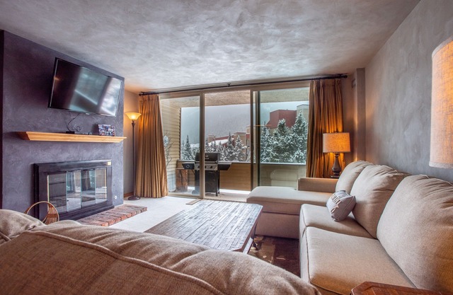 Large nicely appointed condo, giant deck, free WiFi, Heated garage parking, B