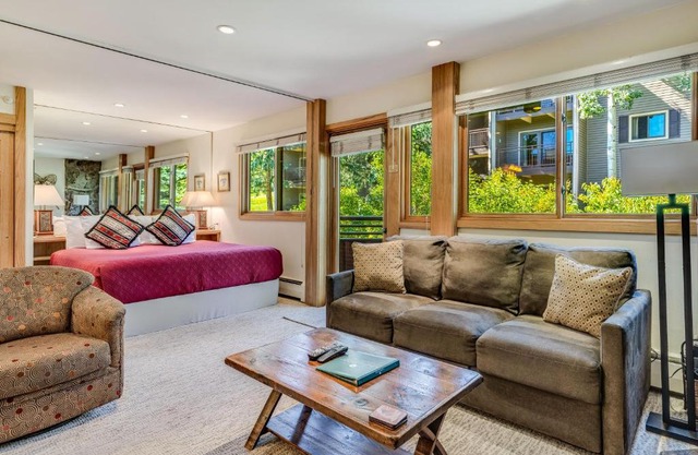 Laurelwood Condominiums 406