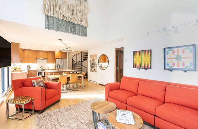 Light-filled hidden gem w/garage, hot tub access