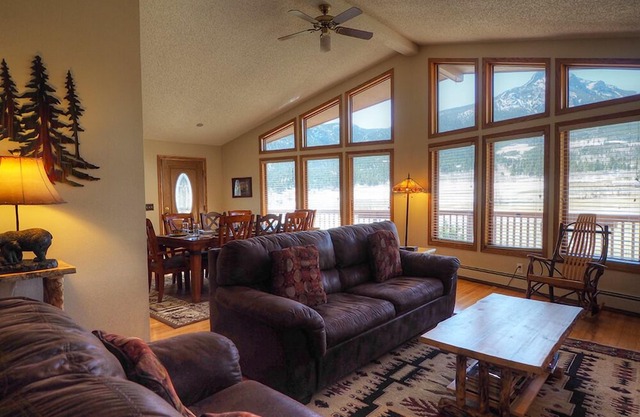 Lily Mountain Lodge - Gorgeous Mountain Views - Private Hot Tub -- EV #3498