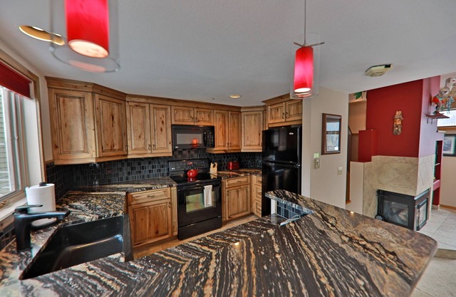 LOCATION! Walk to Music and Restaurants! Quick Shuttle to slopes 603