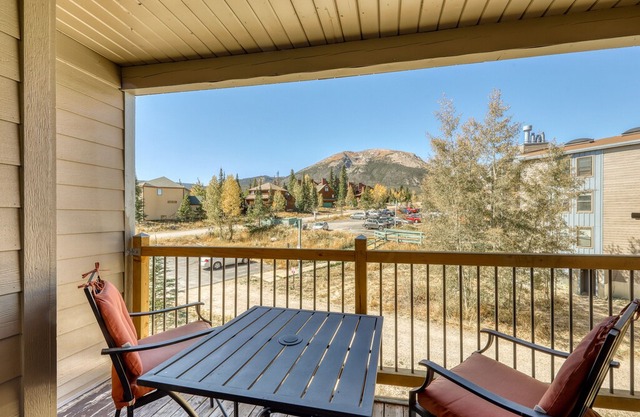 Lofted mountain condo w/ great view & shared hot tub/pool/gym/game room/sauna!